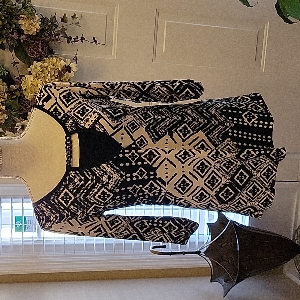 Lavish black white geometric print 3/4 sleeve stretch top black chain Med …New